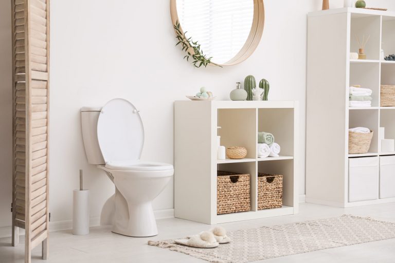 Moderne Toilette vor einer weißen Wand in einem Badezimmer