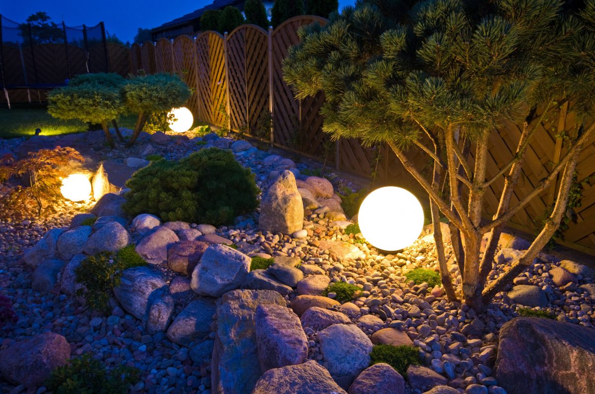 Kugelförmige Lampen für die Beleuchtung eines Steinbeetes im Garten. 