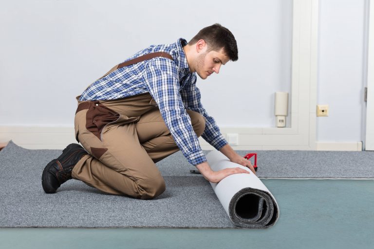 Teppich verlegen lassen von einem Bodenleger.
