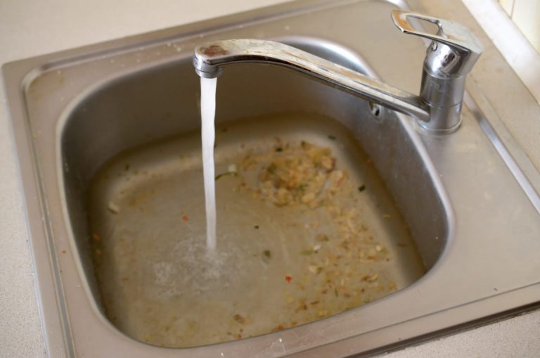 Küchenspüle aus Edelstahl - Abfluss verstopft