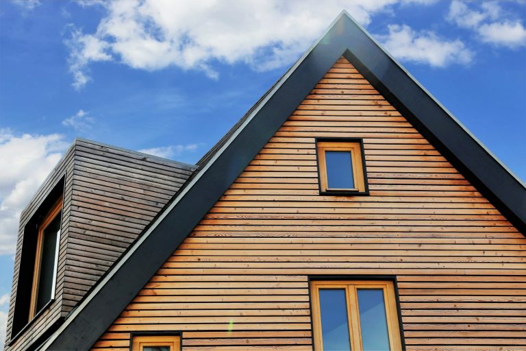 Hausfassade mit Holzverkleidung