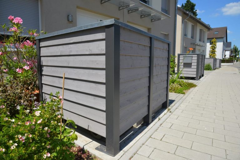 Holzverkleidung für Mülltonnen im Garten