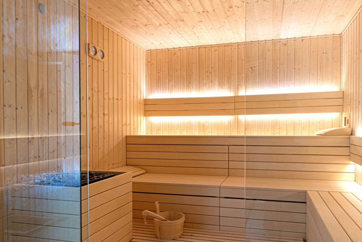 Moderner Innenraum einer Sauna, gut beleuchtet