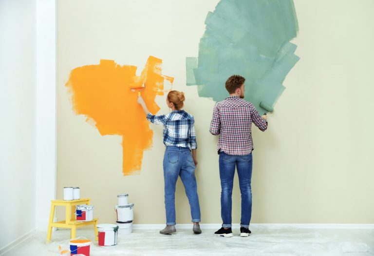 Raum mit Wandgestaltung in Komplementärfarben