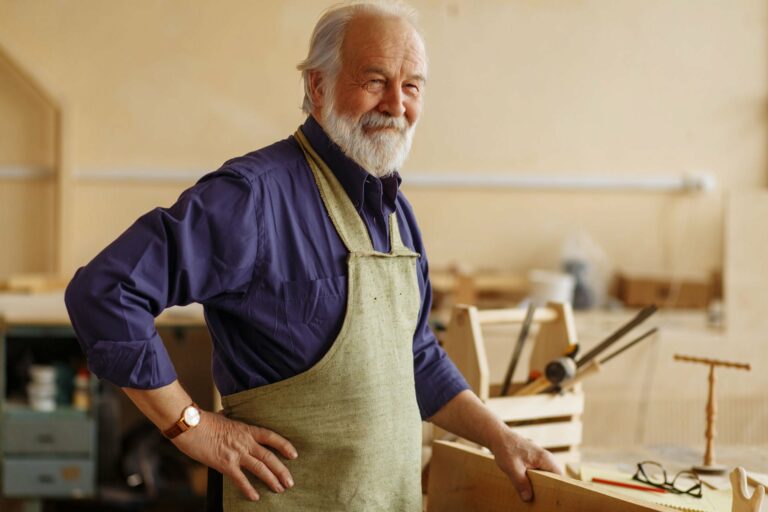 Älterer Handwerker bei der Arbeit in der Werkstatt