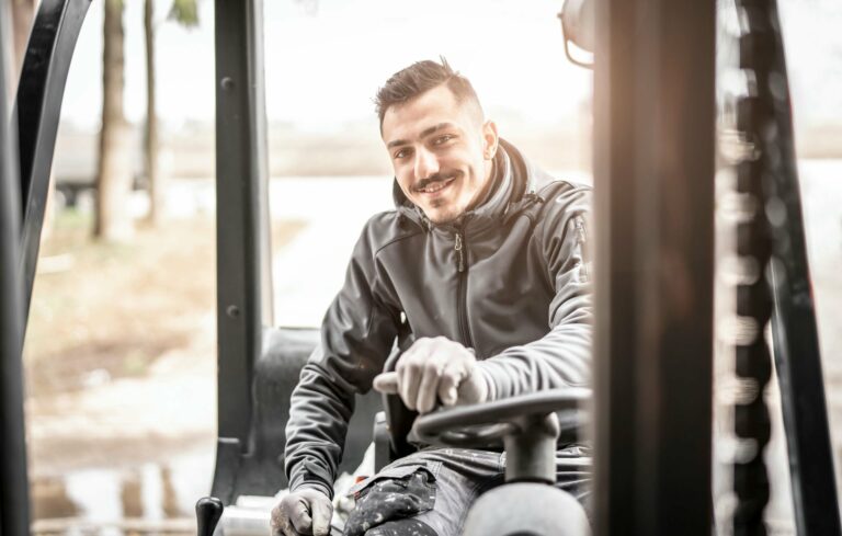 Geflüchteter arbeitet in einem Handwerksbetrieb