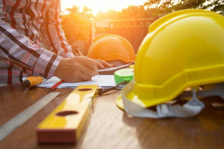 Ein gelber Helm liegt auf einem Tisch auf einer Baustelle