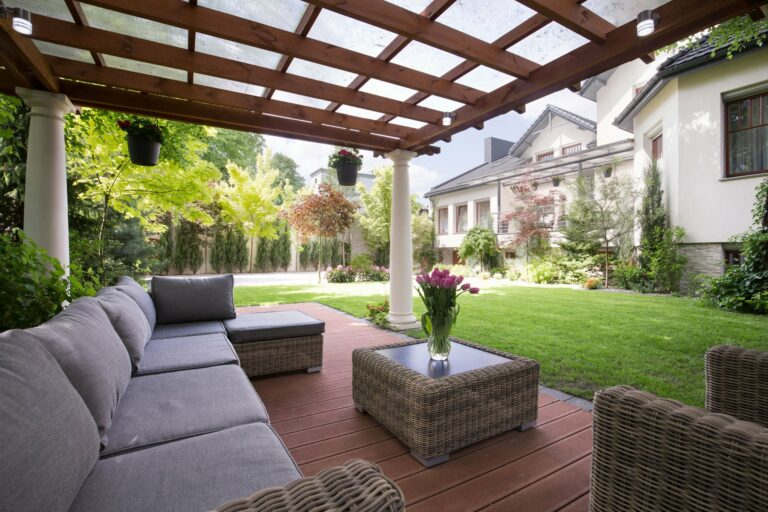 Terrassenüberdachung über hochwertigen Gartenmöbeln