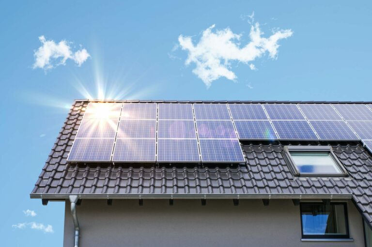 Photovoltaikanlage auf einem schwarzen Dach