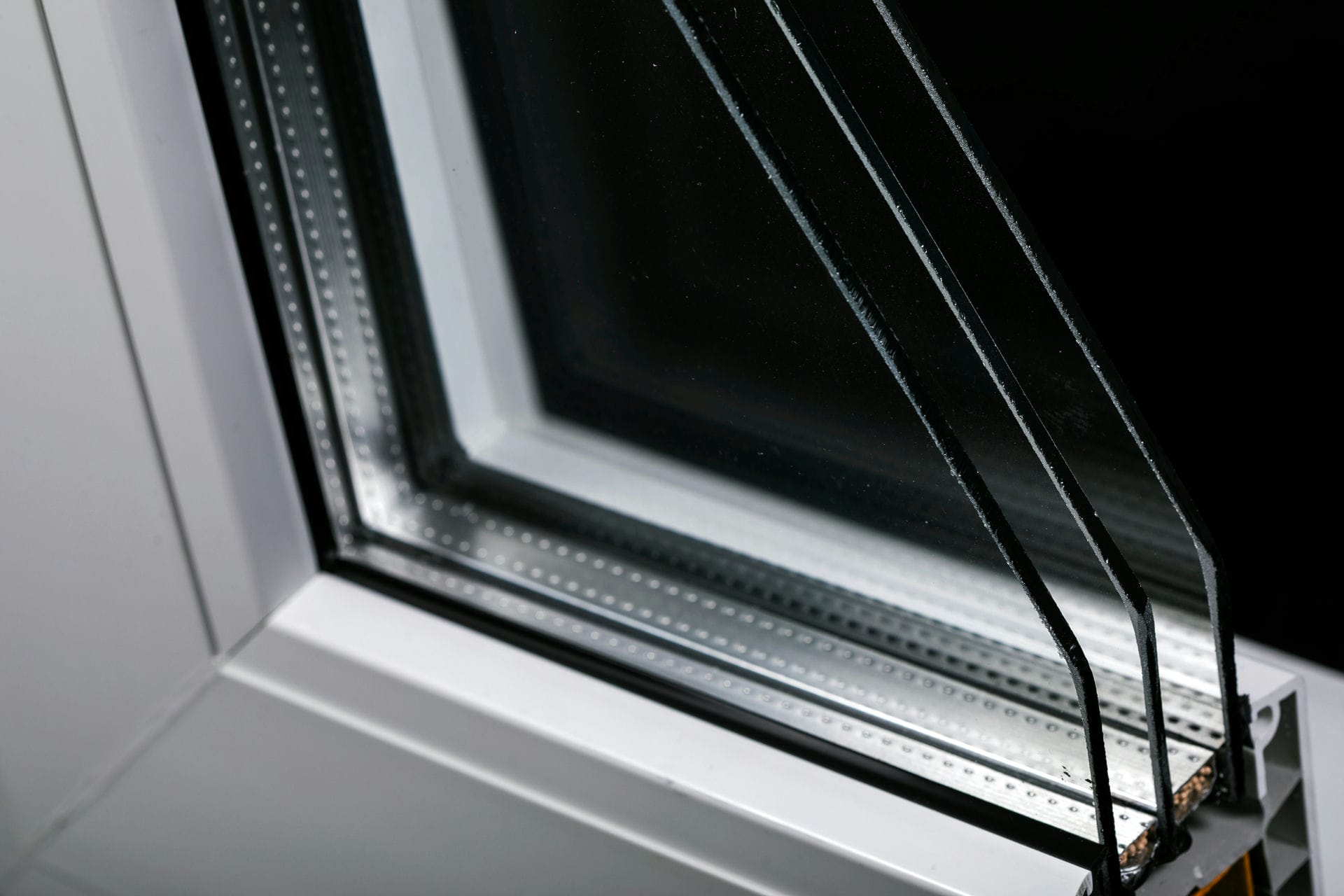 Seitenansicht von Dreifachverglasung bei einem modernen Kunststofffenster