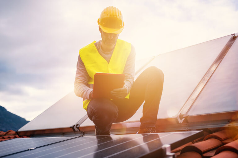 Handwerker bei der Wartung von Solaranlagen.