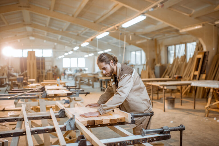 Gewerbemiete: Handwerker in seiner Werkstatt.