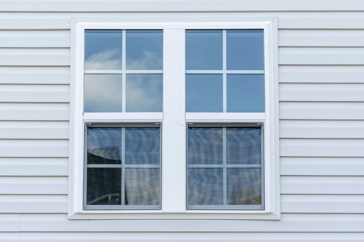 Sprossenfenster in einer weißen Hauswand