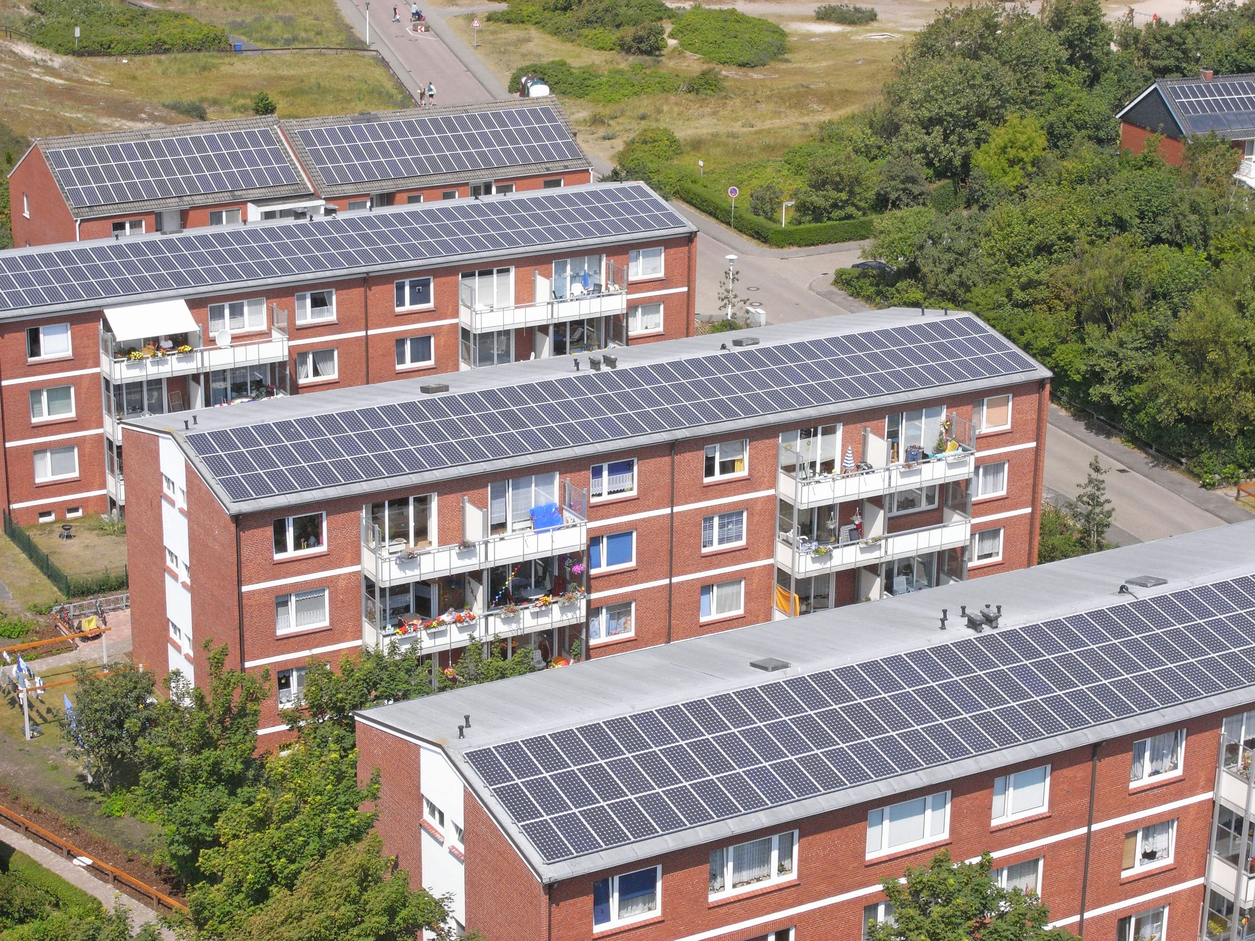 Große Photovoltaikanlagen auf mehreren Mehrfamilienhäusern