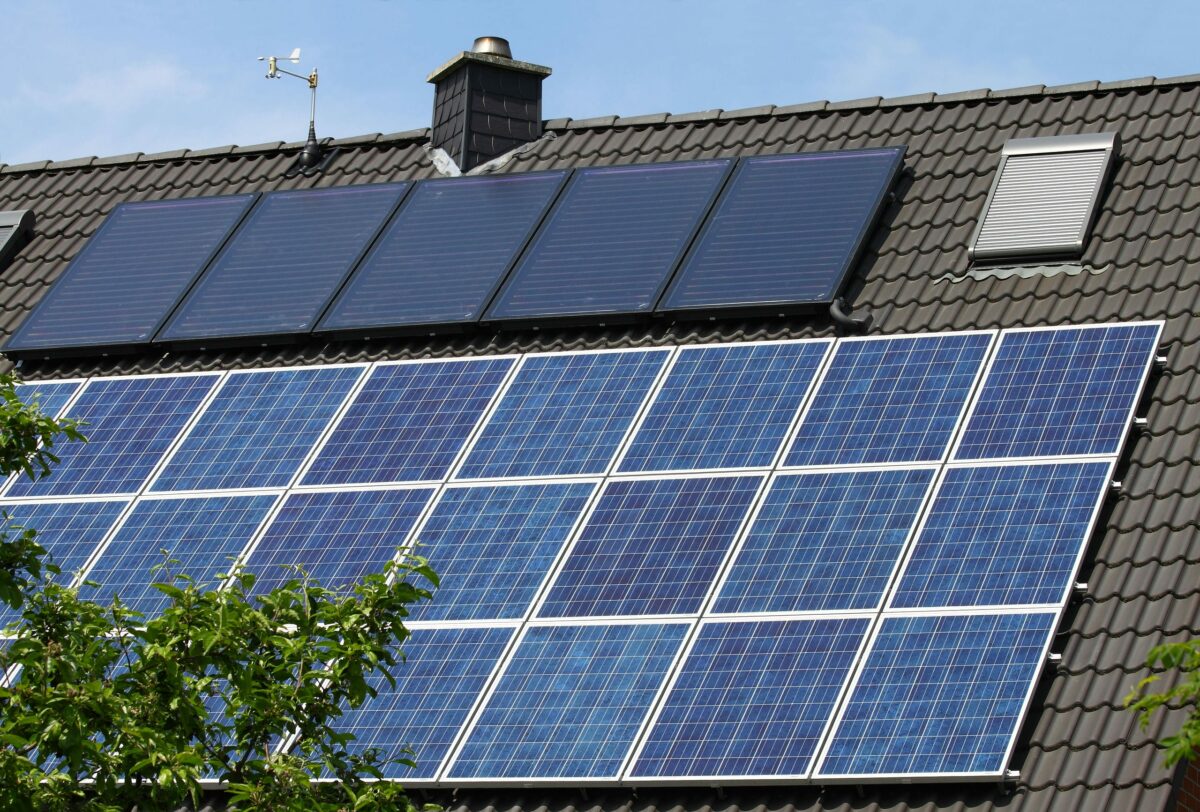 Zwei Solaranlagen auf einem Dach. Oben Solarthermie, unten Photovoltaik