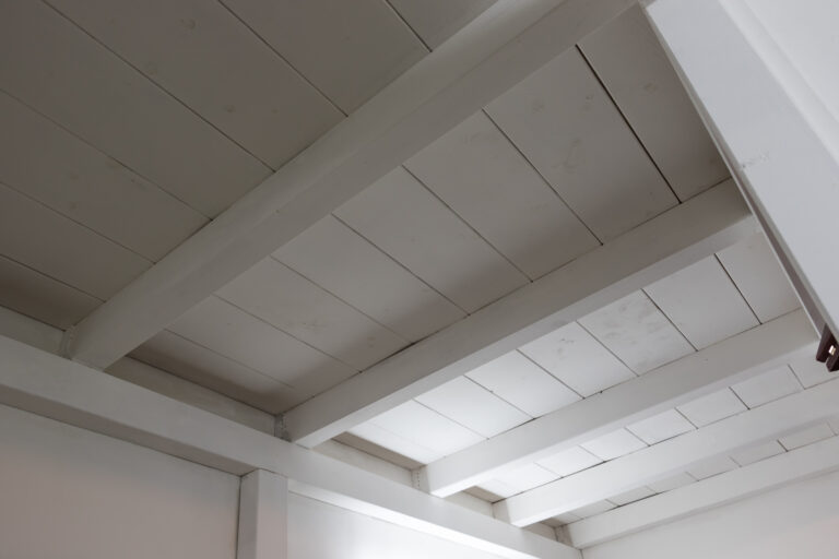 Worauf sollte man achten, wenn man eine Holzdecke streichen möchte.