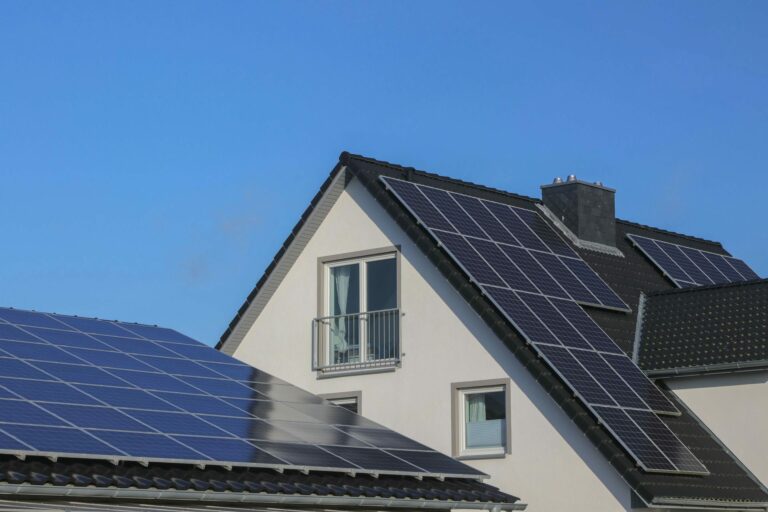Zwei Dächer sind fast vollständig von Photovoltaik-Modulen bedeckt. Symbolbild für hohen Photovoltaik-Eigenverbrauch