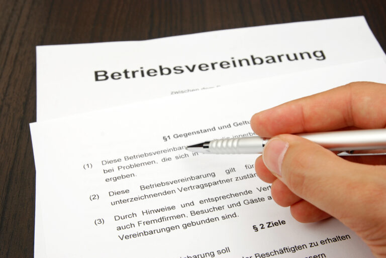 Eine Betriebsvereinbarung im Handwerksbetrieb kann Regelungen für alle Mitarbeiter im Betrieb treffen.