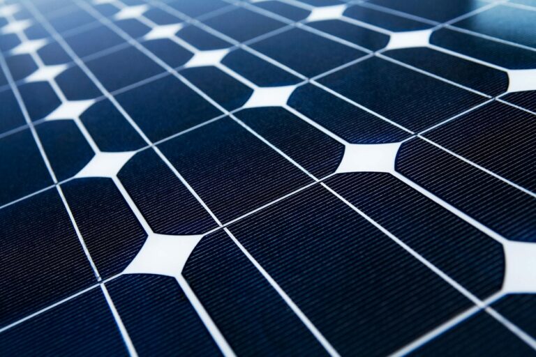 Nahaufnahme von dunklem Solarmodul
