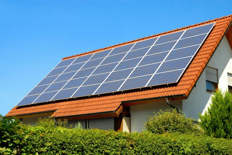 Solaranlage auf einem Hausdach unter dem strahlend blauen Himmel