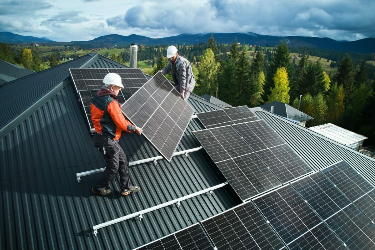 Zwei Handwerker bringen Photovoltaik-Module mit der optimalen Ausrichtung an