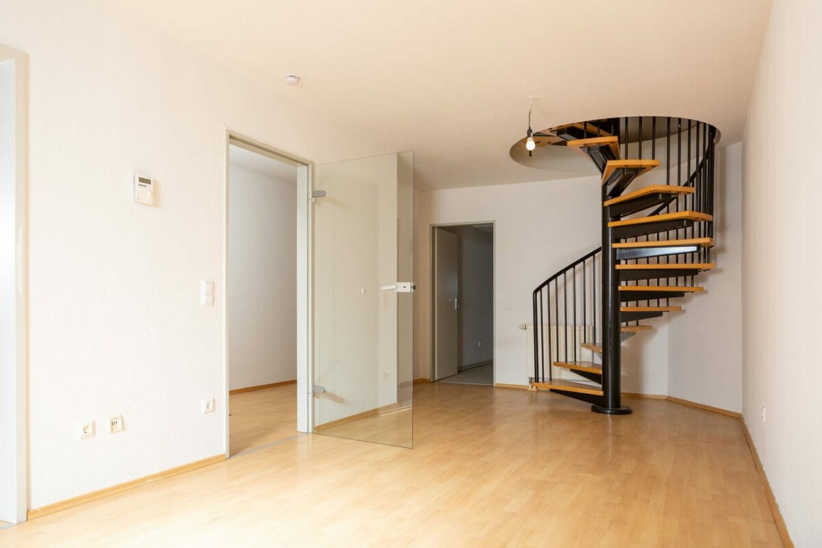 Schöne Maisonette-Wohnung mit Holzboden und Wendeltreppe, eingebaut nach Deckendurchbruch