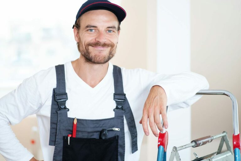 Zufriedener Handwerker bei der Arbeit