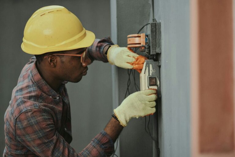 Elektriker mit Schutzausrüstung bei der Arbeit