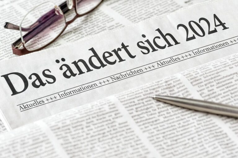 Zeitung mit der Überschrift Das ändert sich 2024