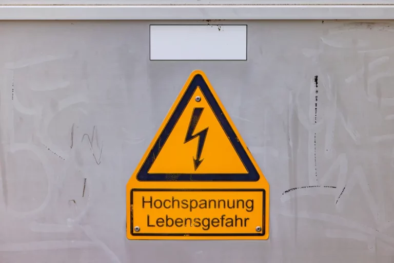 Warnschild mit Hochspannungshinweis im Betrieb