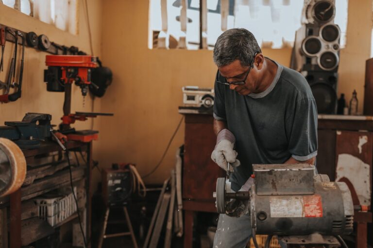 Handwerker in Winterkleidung bei kalter Witterung