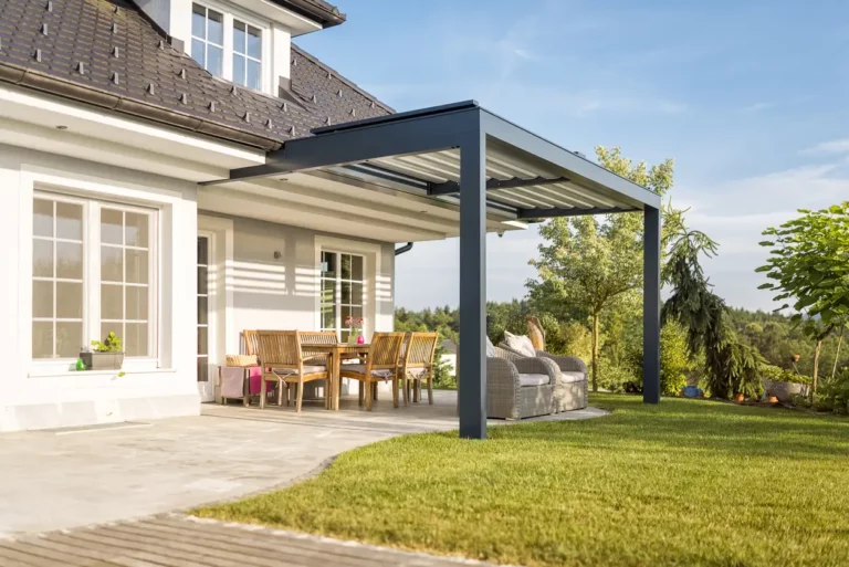 Selbstgebaute Terrassenüberdachung aus Holz