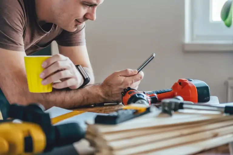 Handwerker telefoniert im Kundengespräch