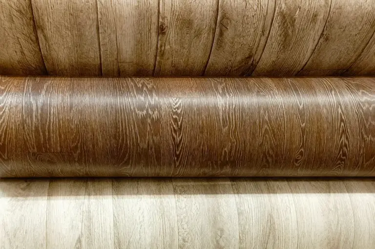 Drei Linoleumrollen in verschiedenen Farben mit Holzmuster