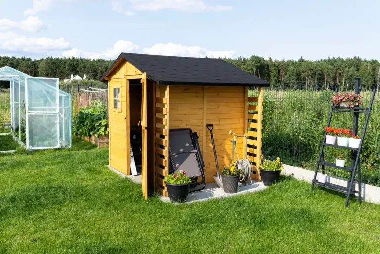 Hochwertiges Gerätehaus aus Holz in einem Garten
