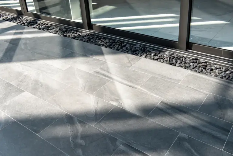 Abgedichtete Terrasse aus grauen Steinplatten