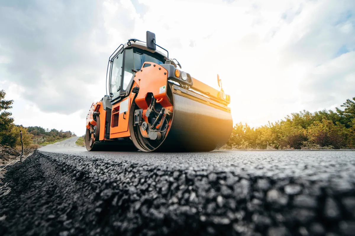 Asphalt wird mit einer Walze verdichtet