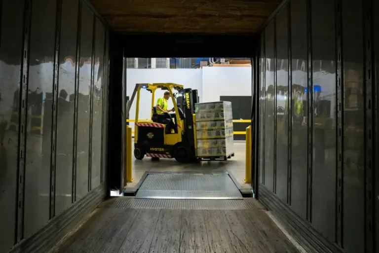 Arbeitskräfte in einem Logistiklager