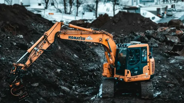 Gemietete Baumaschine im Einsatz auf der Baustelle