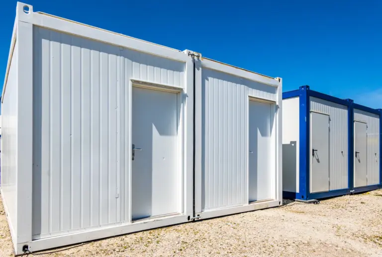 Raumcontainer auf einem Grundstück aufgestellt