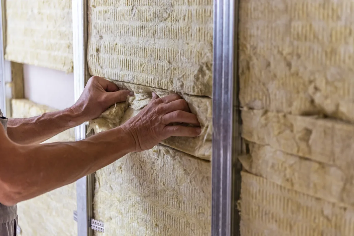 Eine Wand wird mit Mineralwolle gedämmt