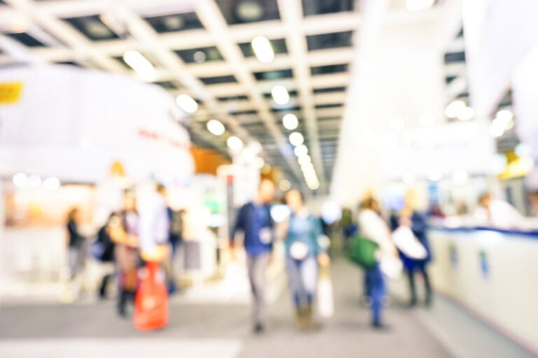 Messestand eines Handwerksbetriebs mit Besuchern