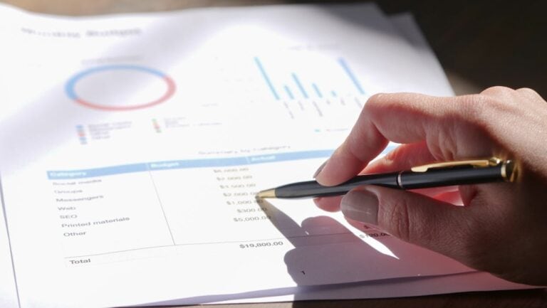 Handwerker plant das Budget mit Unterlagen und Rechner