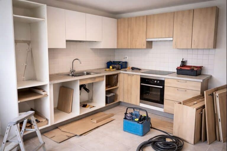 Halb aufgebaute Küche während einer Küchensanierung mit montierten Schränken und herumliegenden Bauteilen