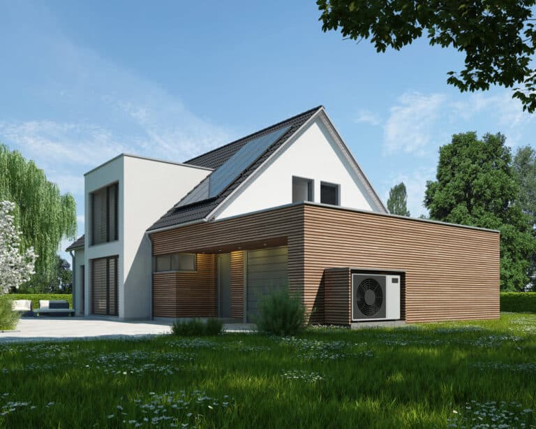 Wärmepumpe an der Außenwand eines Wohnhauses