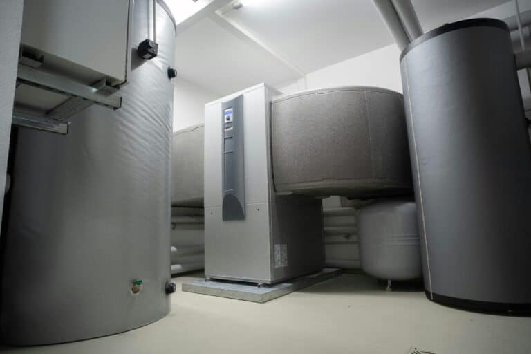 Wärmepumpenanlage im Technikraum mit Pufferspeicher und Warmwasserspeicher – moderne Heizungsinstallation