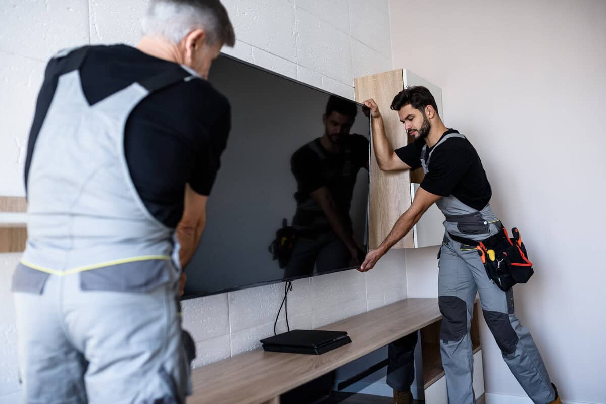 TV an Wand montieren: 7 Tipps + Kosten 2026