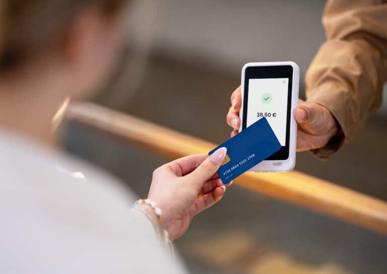 Bezahlvorgang mit Kartenterminal in einer Boutique