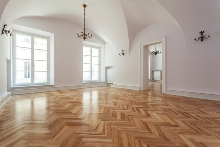 Neu verlegter Parkettboden in einer Altbauwohnung im Fischgrätmuster.