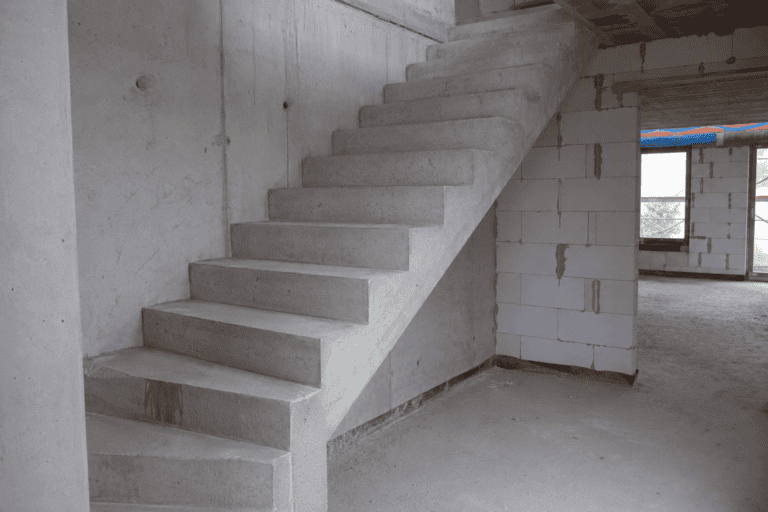 Eine Betontreppe im Rohbau